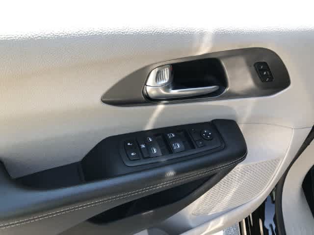 Certified 2024 Chrysler Pacifica Touring-L FWD image 30