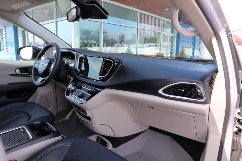 Used 2024 Chrysler Pacifica Touring-L image 20