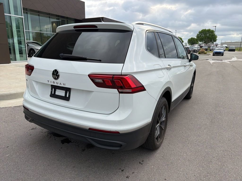 Used 2022 Volkswagen Tiguan SE w/ Panoramic Sunroof Package image 9