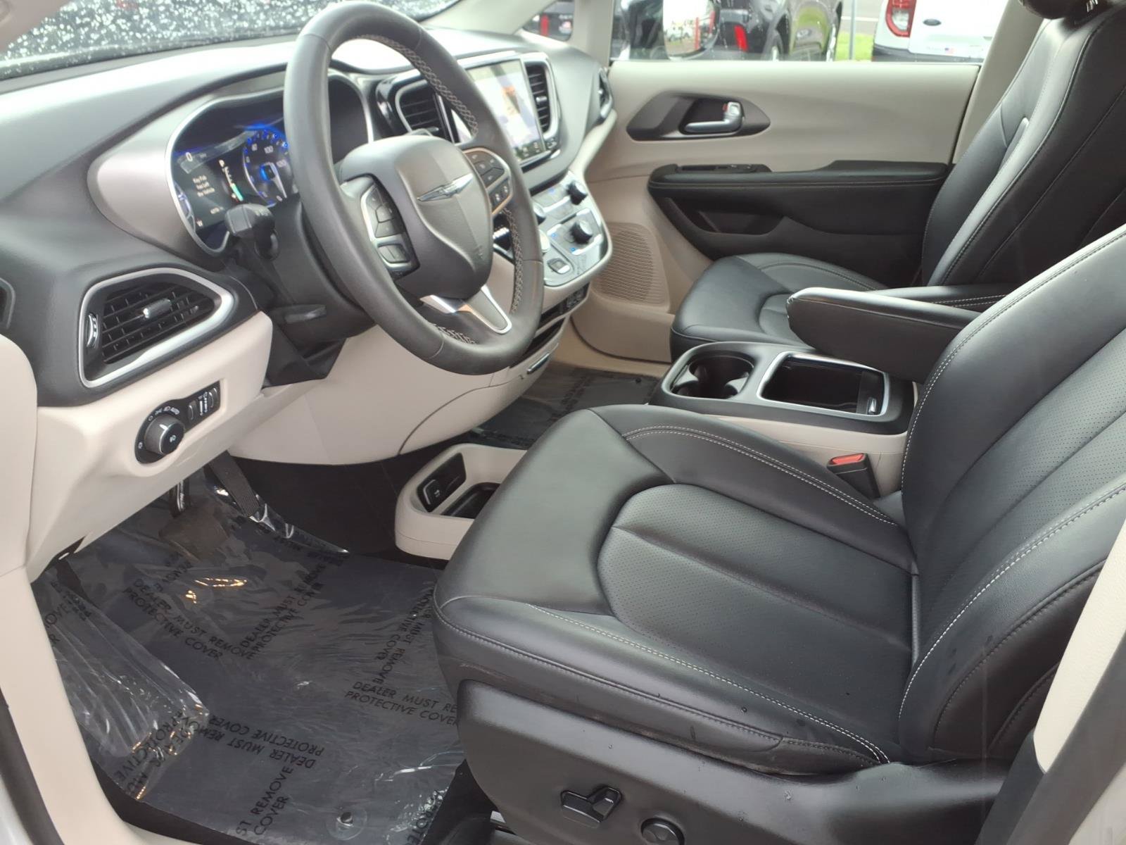 Used 2024 Chrysler Pacifica Touring-L FWD image 11