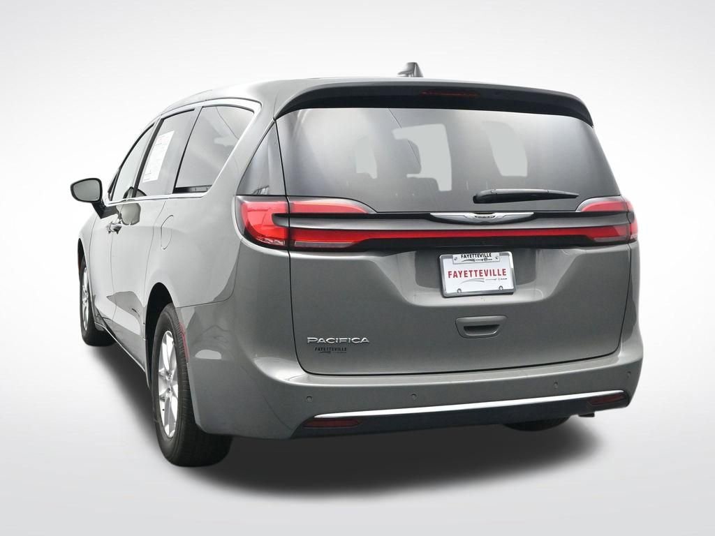 Used 2025 Chrysler Pacifica Select image 9