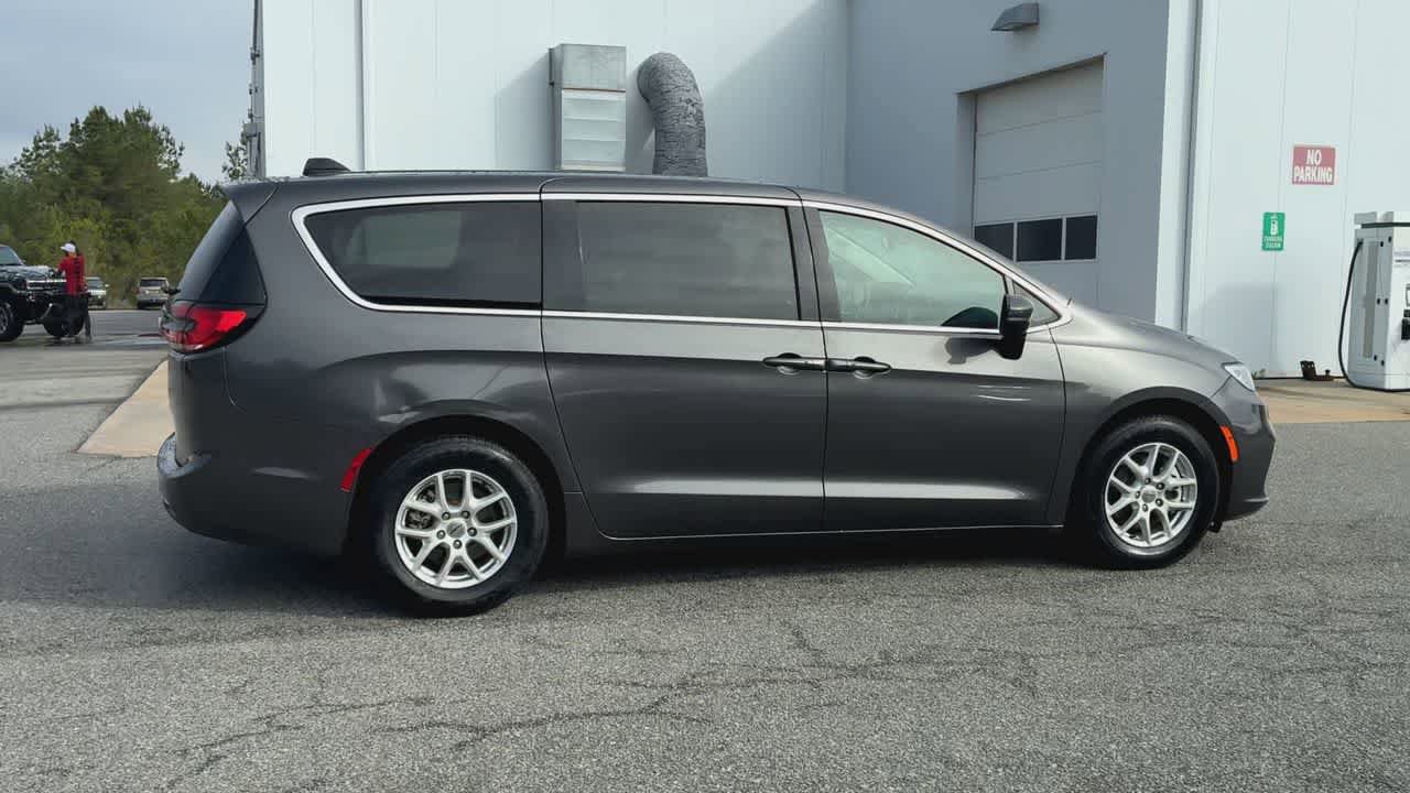 Used 2023 Chrysler Pacifica Touring-L FWD image 9