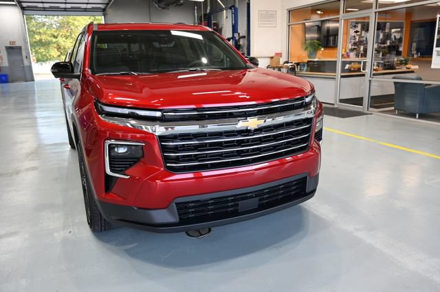 New 2027 Chevrolet Traverse LT w/ Sun and Wheel Package FWD image 3