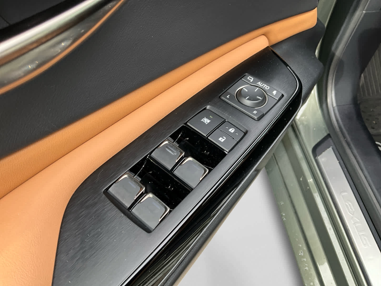 Used 2024 Lexus ES 350 w/ Accessory Package (Z1) FWD image 28
