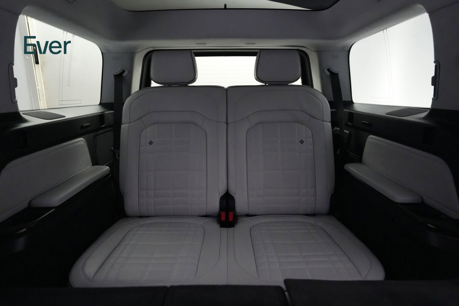 Used 2025 Rivian R1S Premium image 25