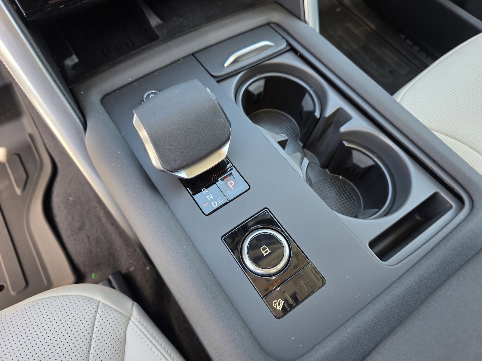 Used 2026 Land Rover Discovery Dynamic SE image 18