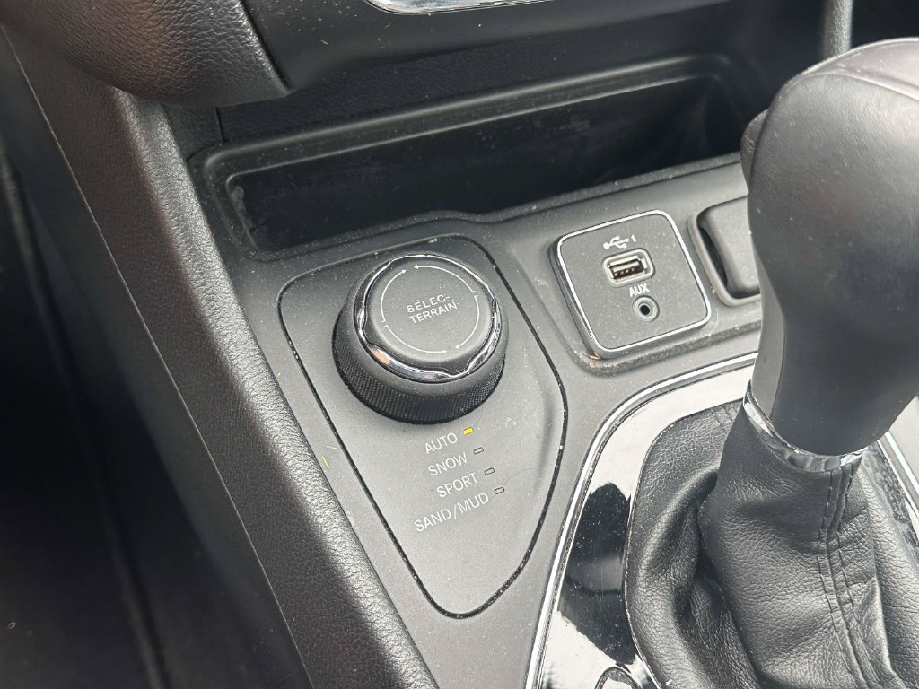 Used 2020 Jeep Cherokee Limited AWD/4WD image 28