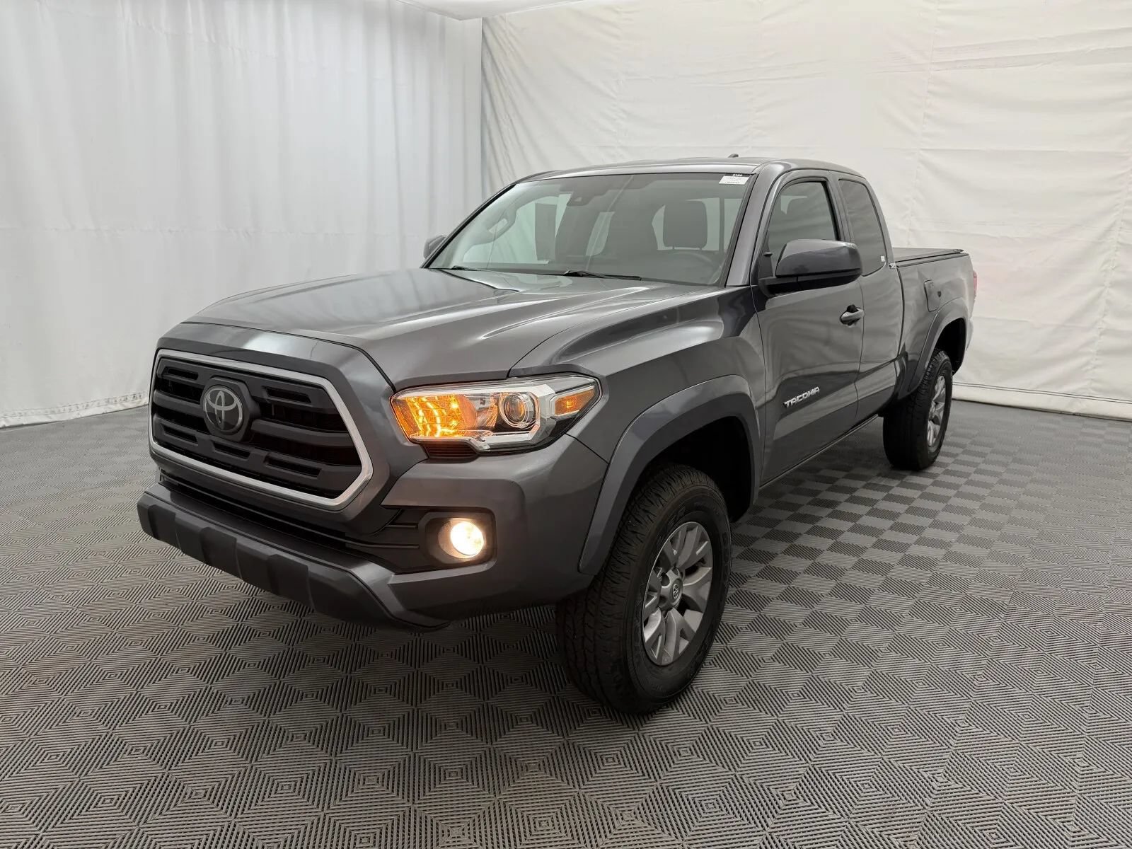 Used 2018 Toyota Tacoma SR5 w/ SR5 Appearance Package (SM) AWD/4WD image 2