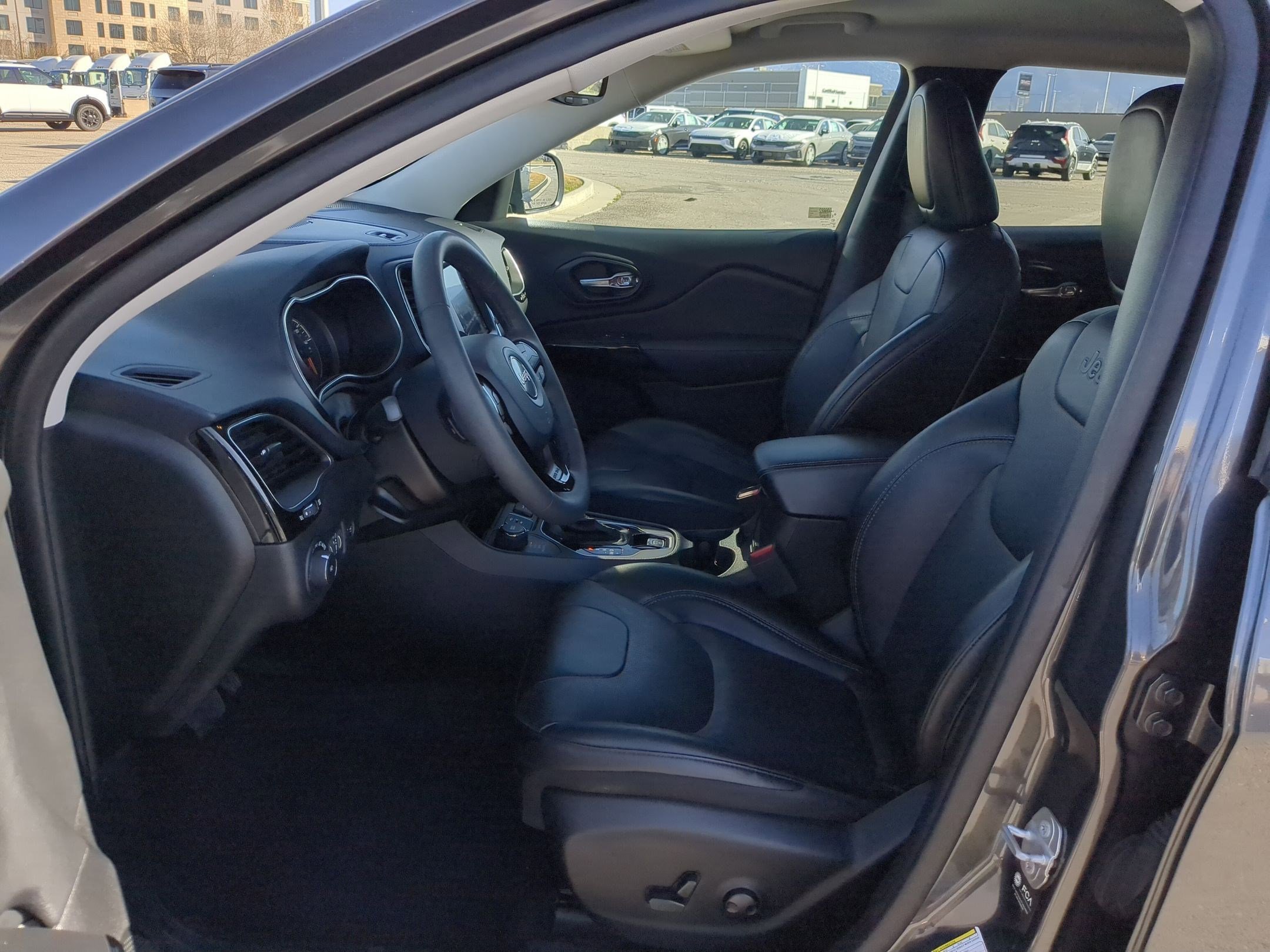 Used 2023 Jeep Cherokee Altitude Lux image 25