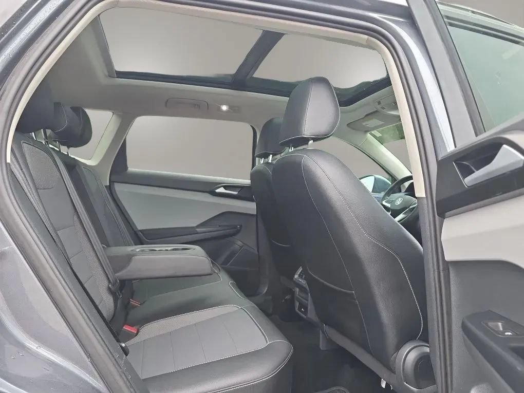 Used 2023 Volkswagen Taos SE w/ Panoramic Sunroof Package FWD image 45