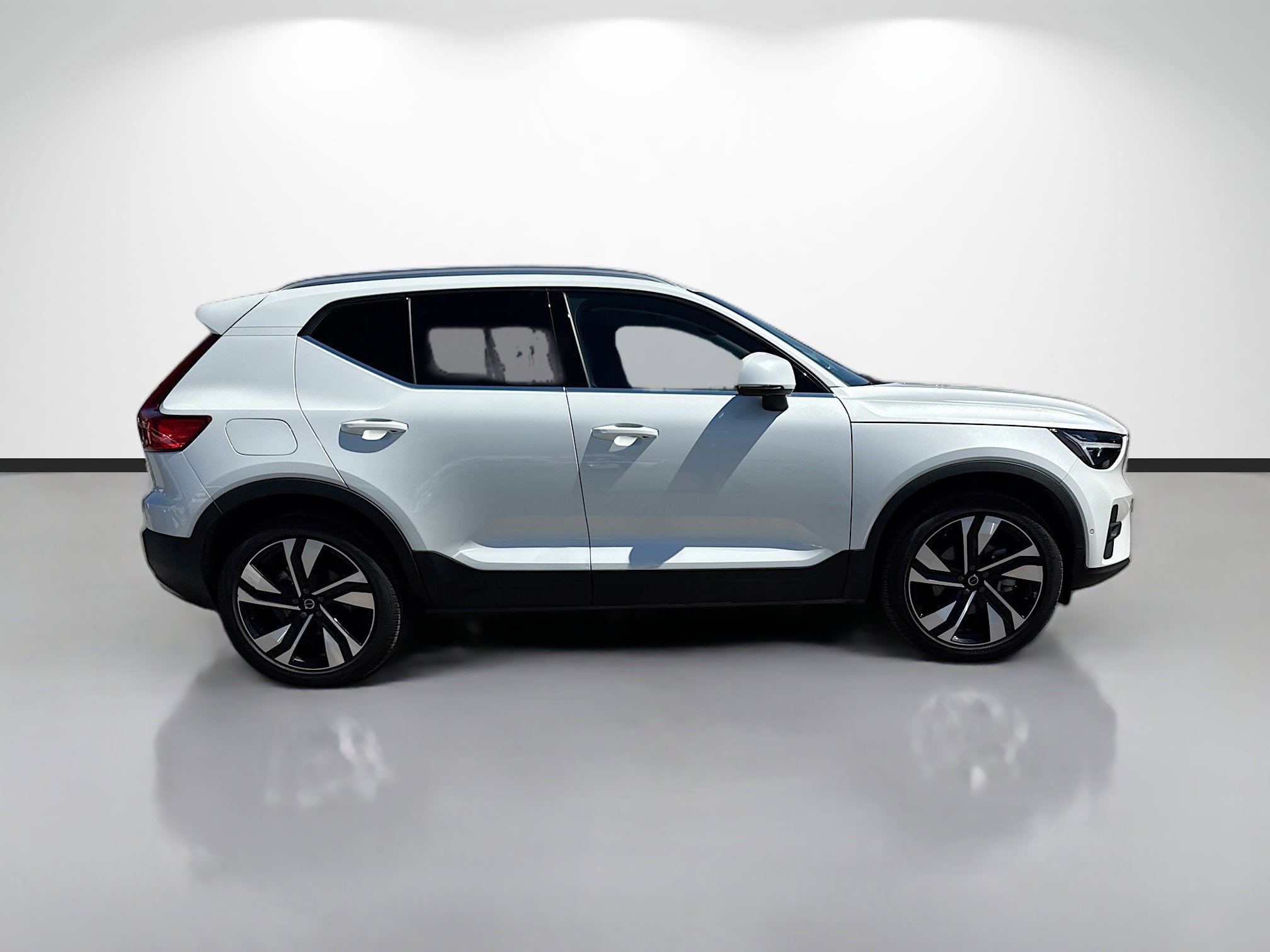 Used 2025 Volvo XC40 B5 Ultra image 6