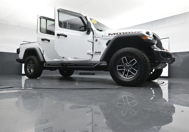 Used 2024 Jeep Gladiator Mojave w/ Technology Group AWD/4WD image 30