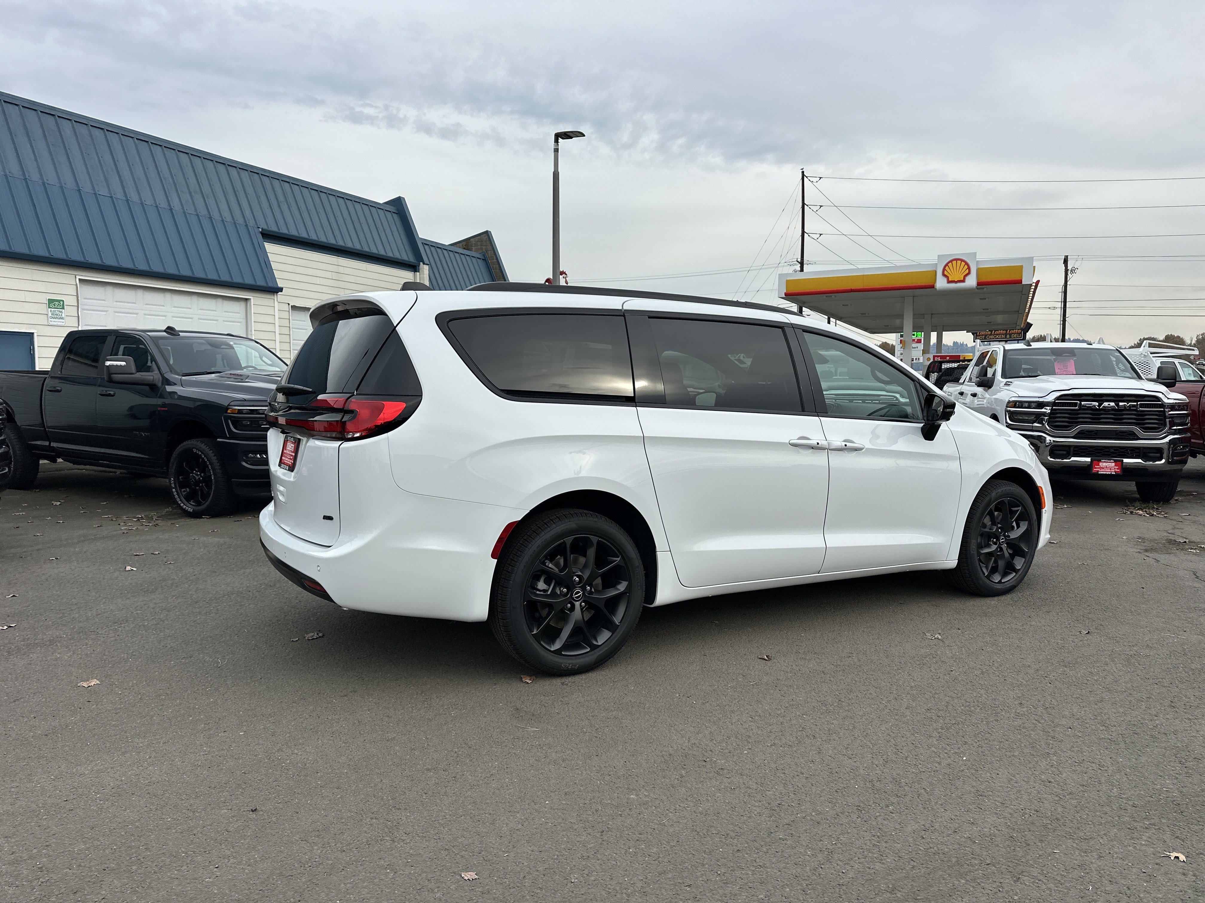 New 2026 Chrysler Pacifica Select w/ S Appearance Package image 6