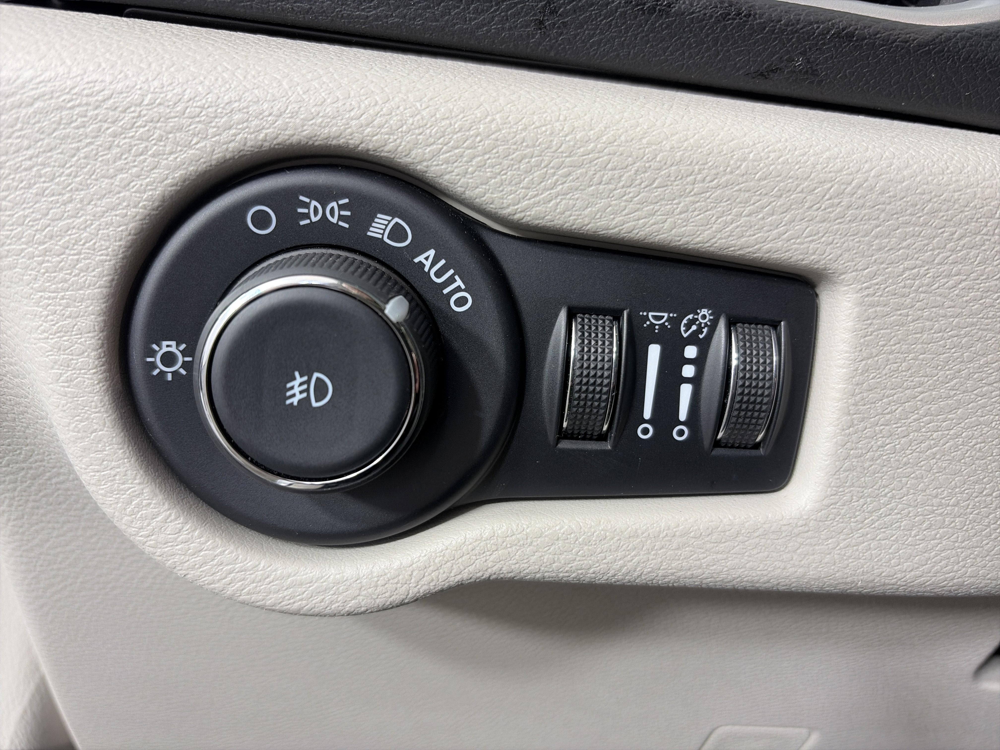 Used 2024 Chrysler Pacifica Touring-L image 29
