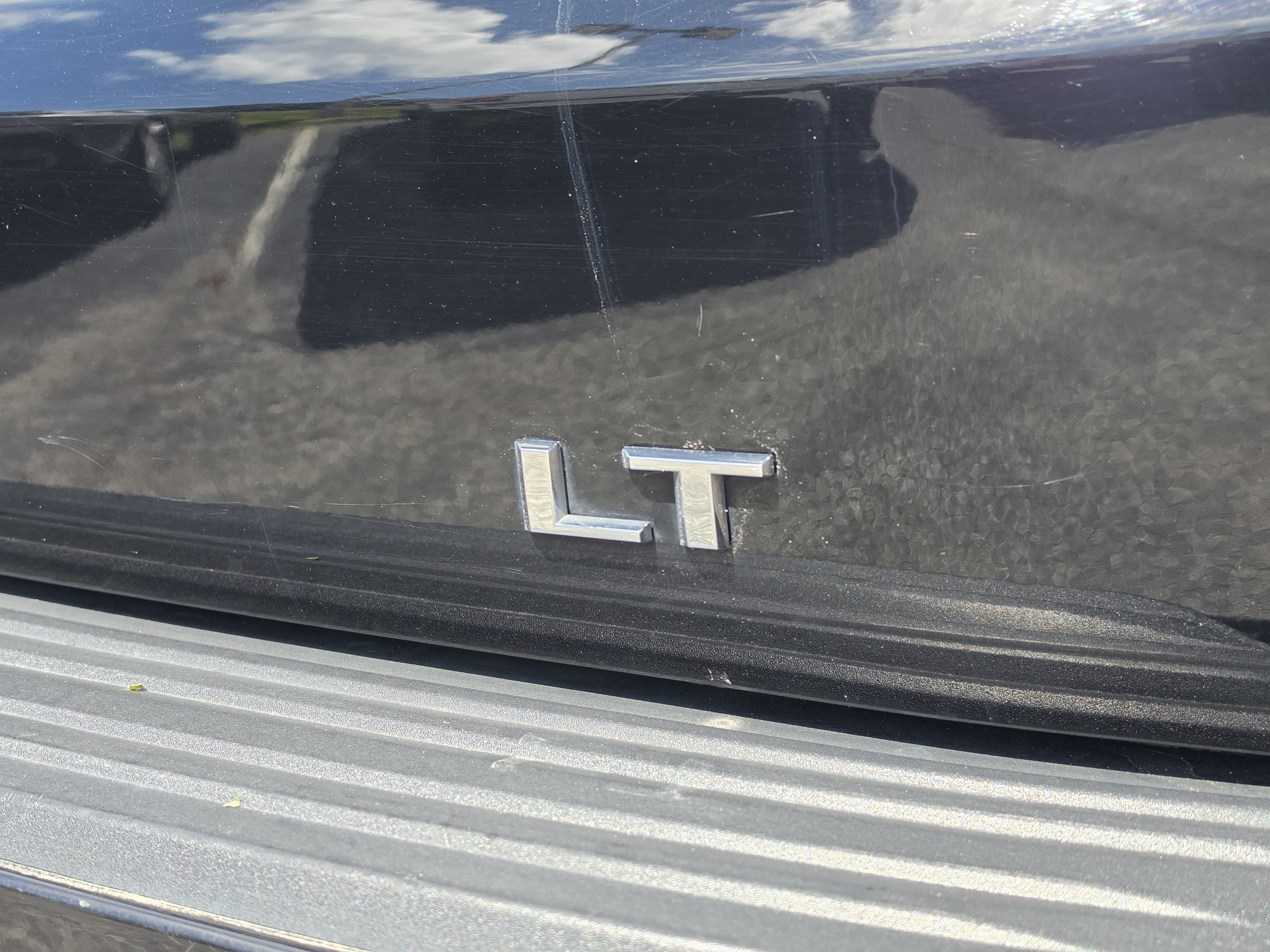 Used 2025 Chevrolet Suburban LT RWD image 17