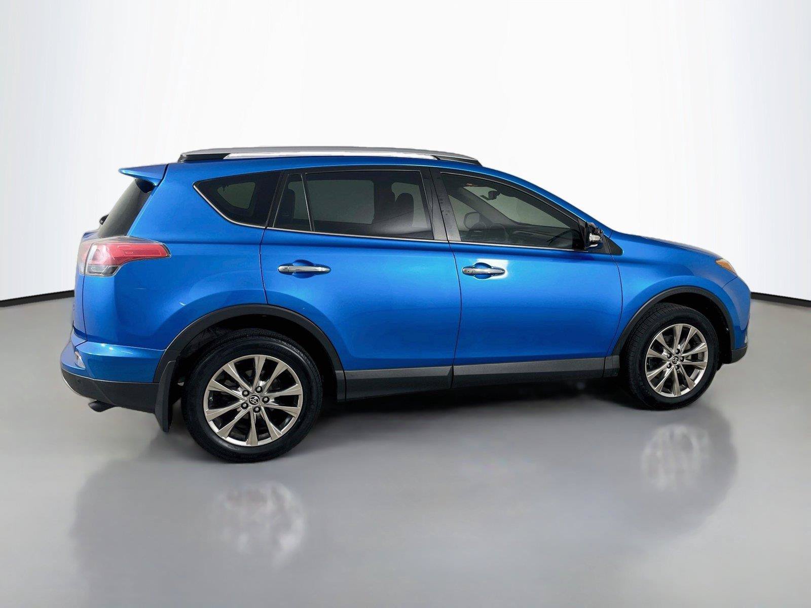 Used 2018 Toyota RAV4 Limited w/ Advanced Technology Package AWD/4WD image 18