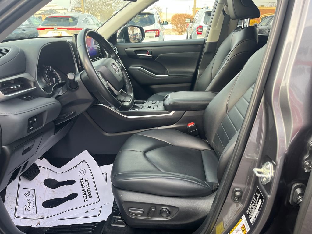 Certified 2023 Toyota Highlander XLE image 11