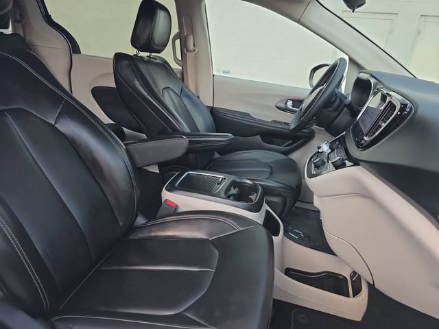 Used 2023 Chrysler Pacifica Touring-L FWD image 11