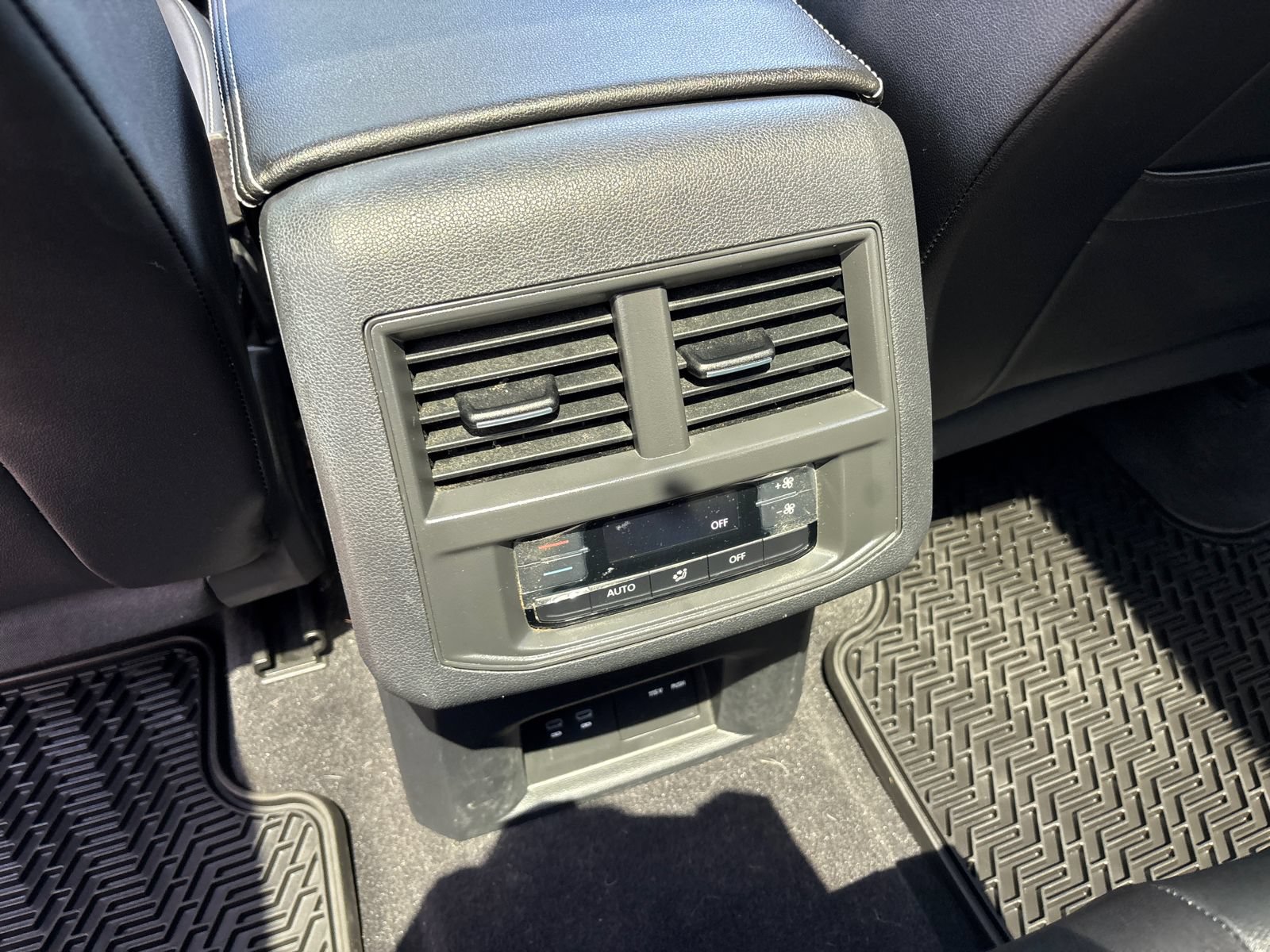 Used 2023 Volkswagen Atlas SEL AWD/4WD image 32