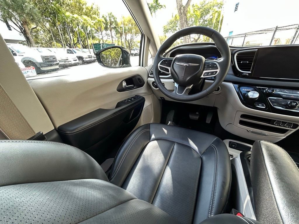 Certified 2024 Chrysler Pacifica Touring-L image 9
