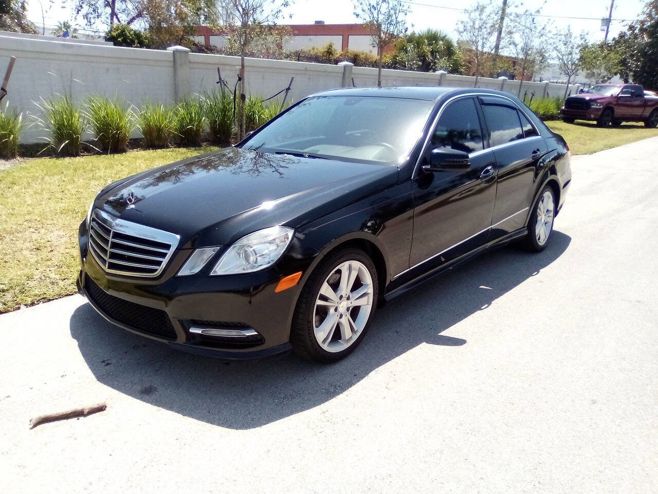 Used 2013 Mercedes-Benz E 350 4MATIC Sedan image 1