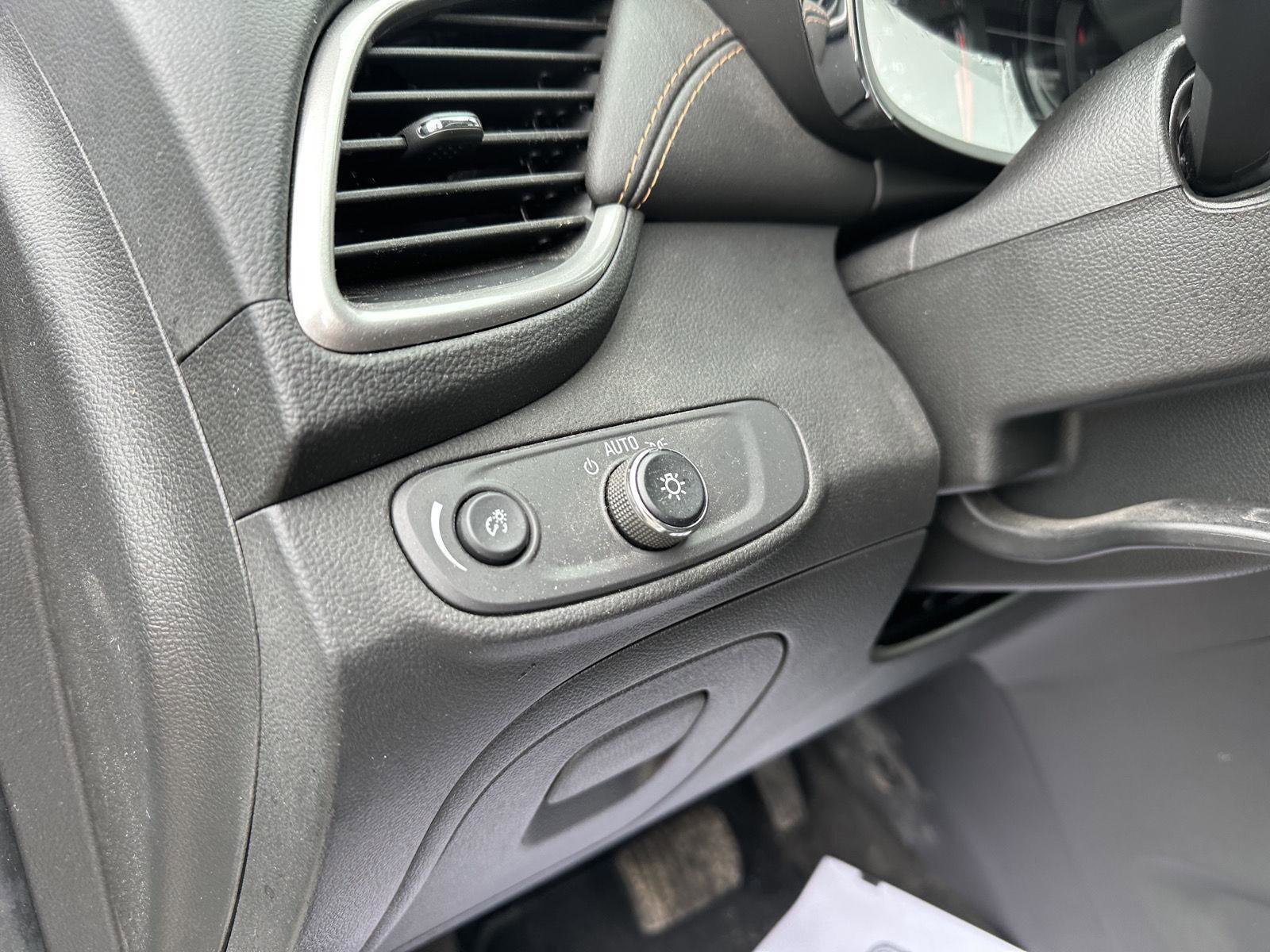 Used 2022 Chevrolet Trax LT w/ LT Convenience Package image 19