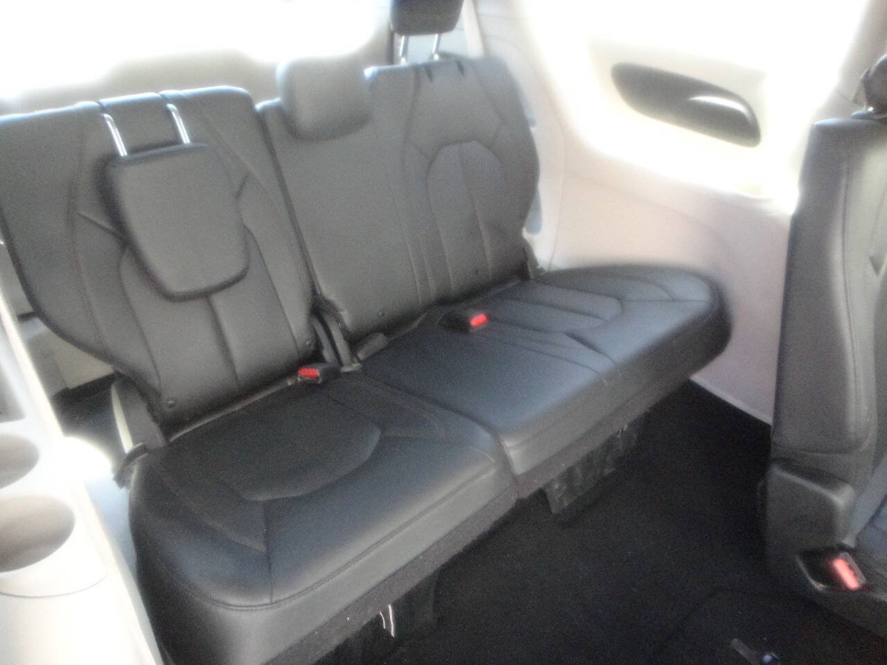 Used 2020 Chrysler Pacifica Touring-L FWD image 13