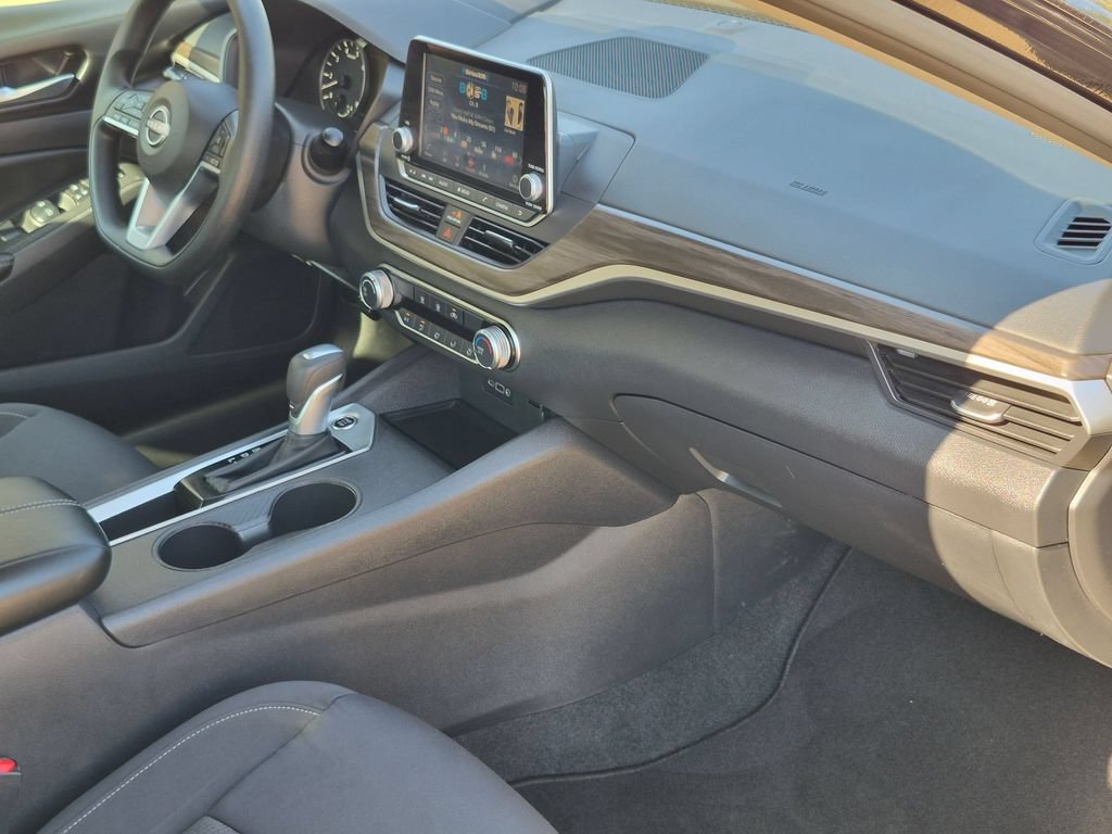 Used 2025 Nissan Altima 2.5 SV FWD image 31