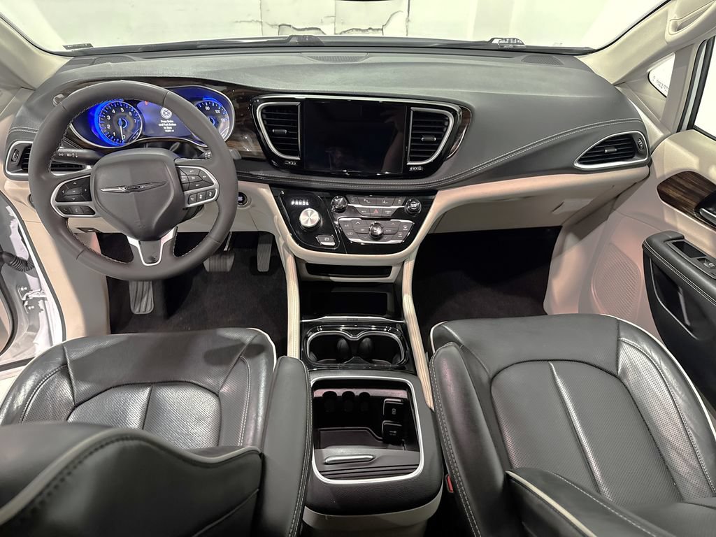 Used 2024 Chrysler Pacifica Limited FWD image 30