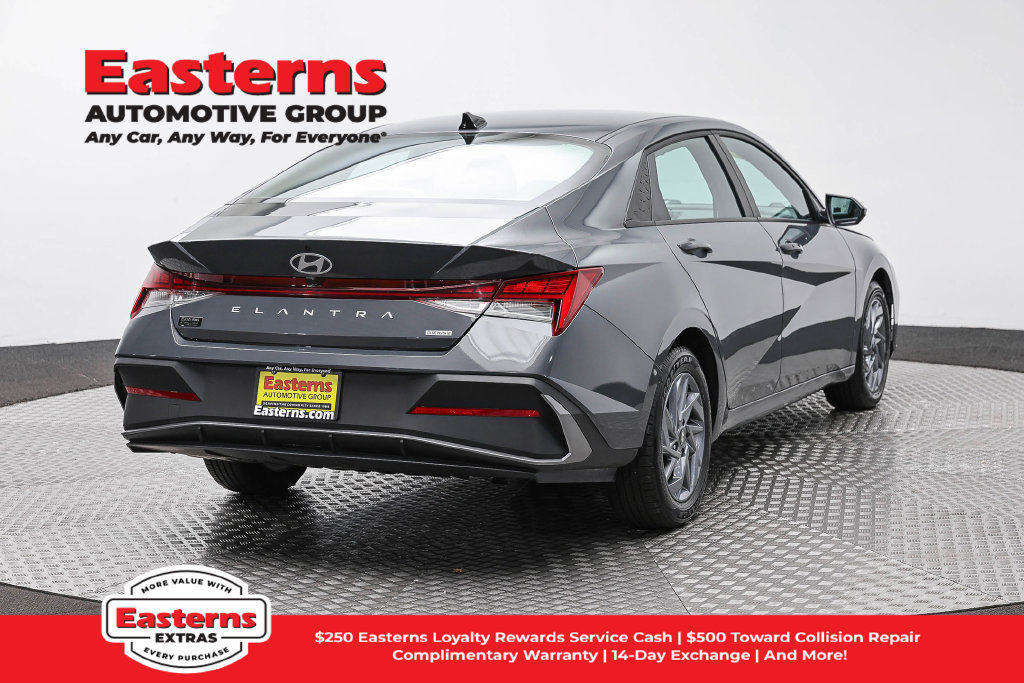 Used 2025 Hyundai Elantra Hybrid FWD image 6