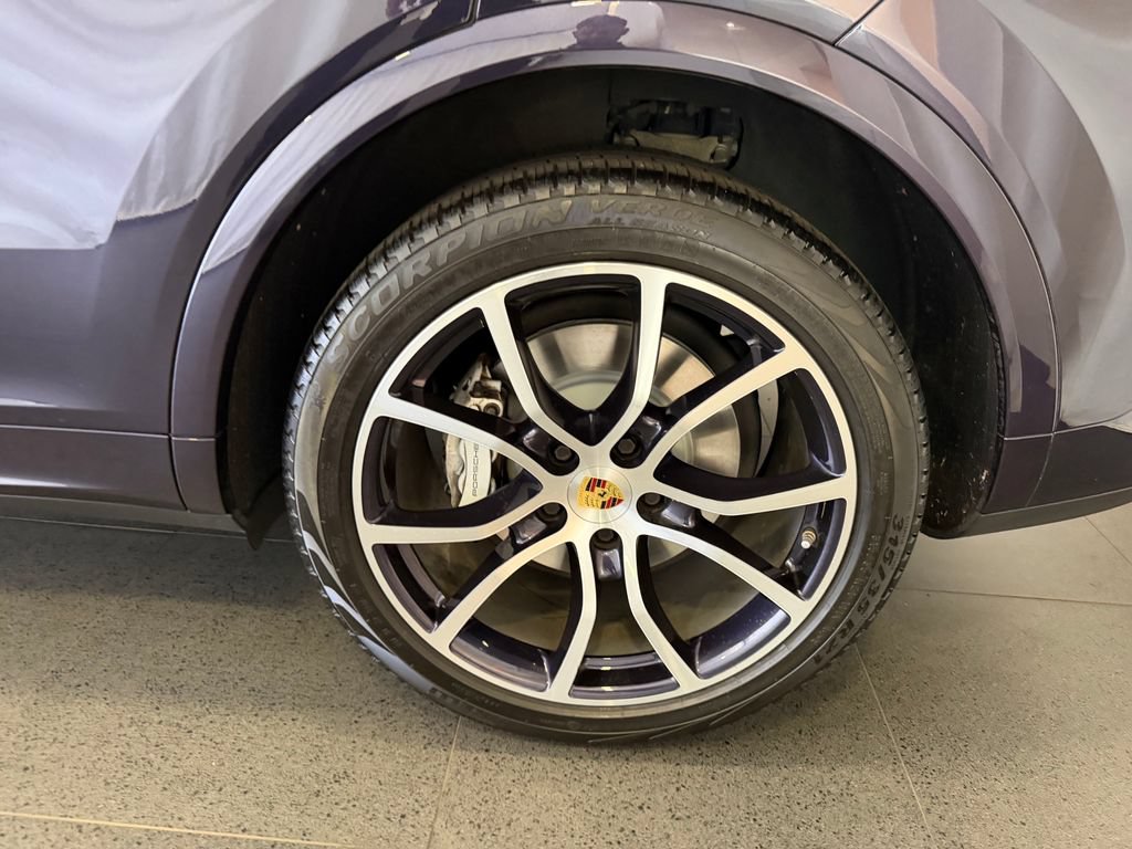 Certified 2019 Porsche Cayenne Turbo AWD/4WD image 11