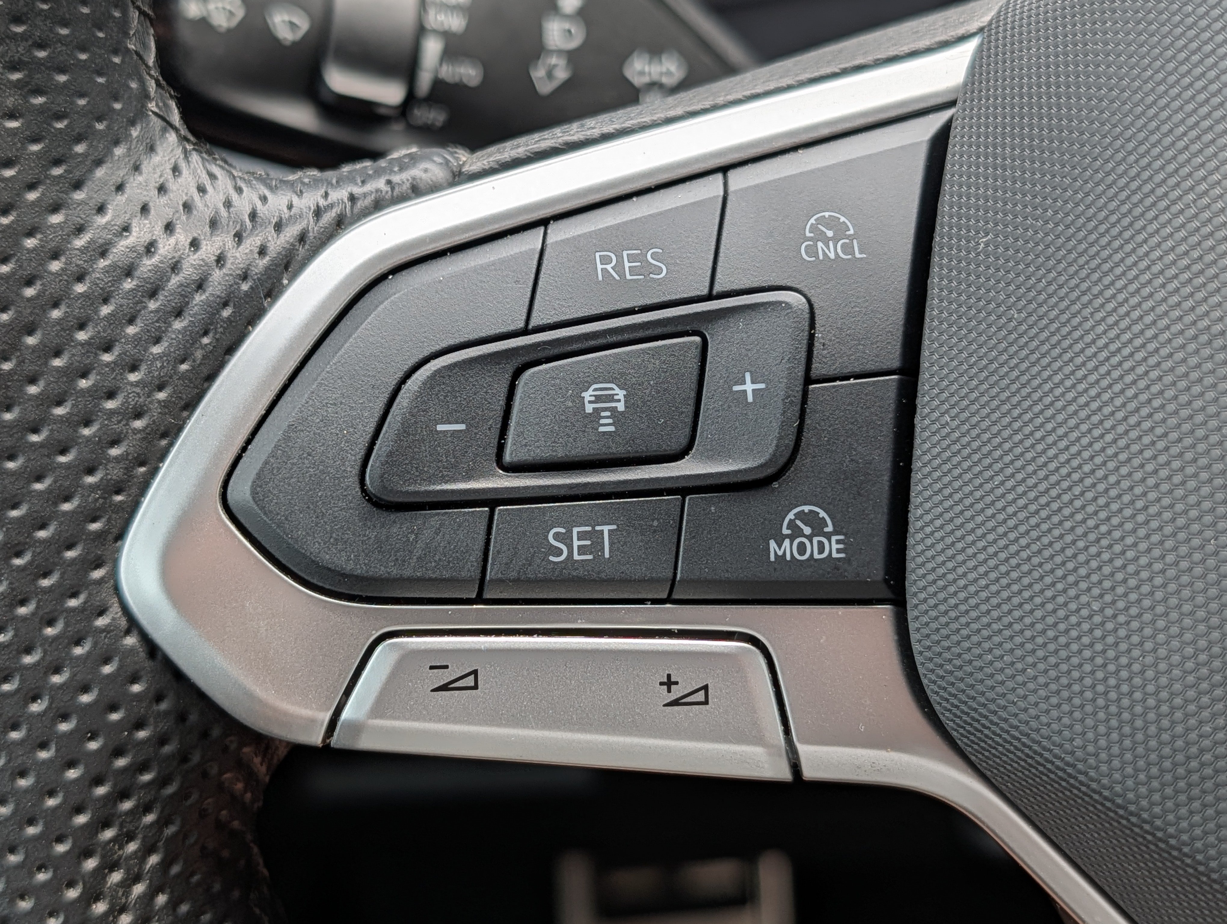 Certified 2025 Volkswagen Tiguan SE R-Line AWD/4WD image 31