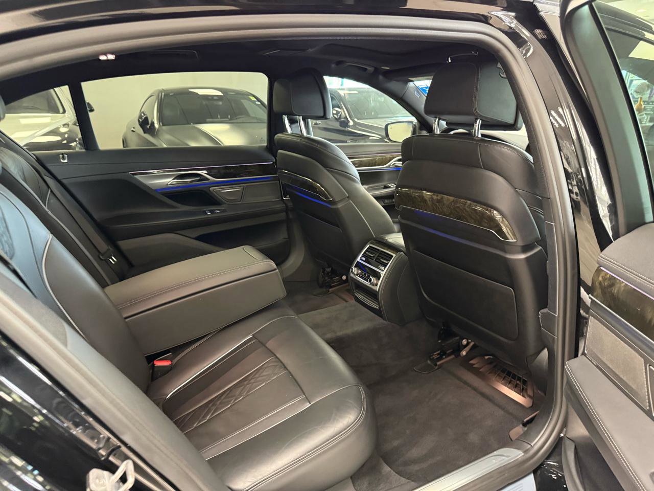 Used 2018 BMW 750i image 27