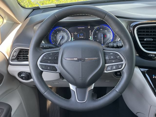 Used 2023 Chrysler Pacifica Touring-L FWD image 11