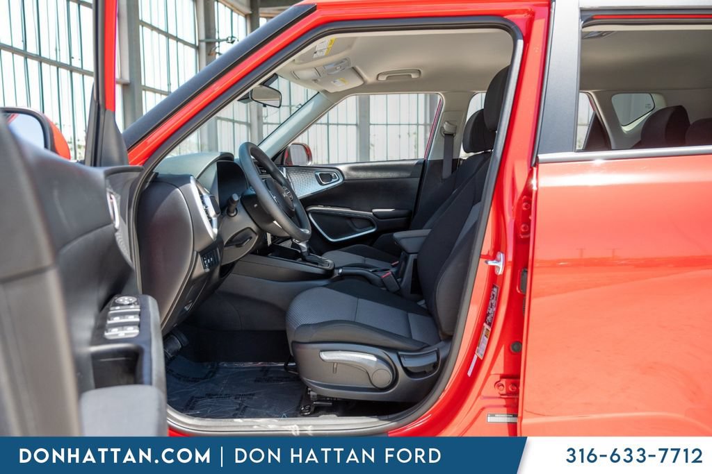 Used 2025 Kia Soul LX FWD image 6