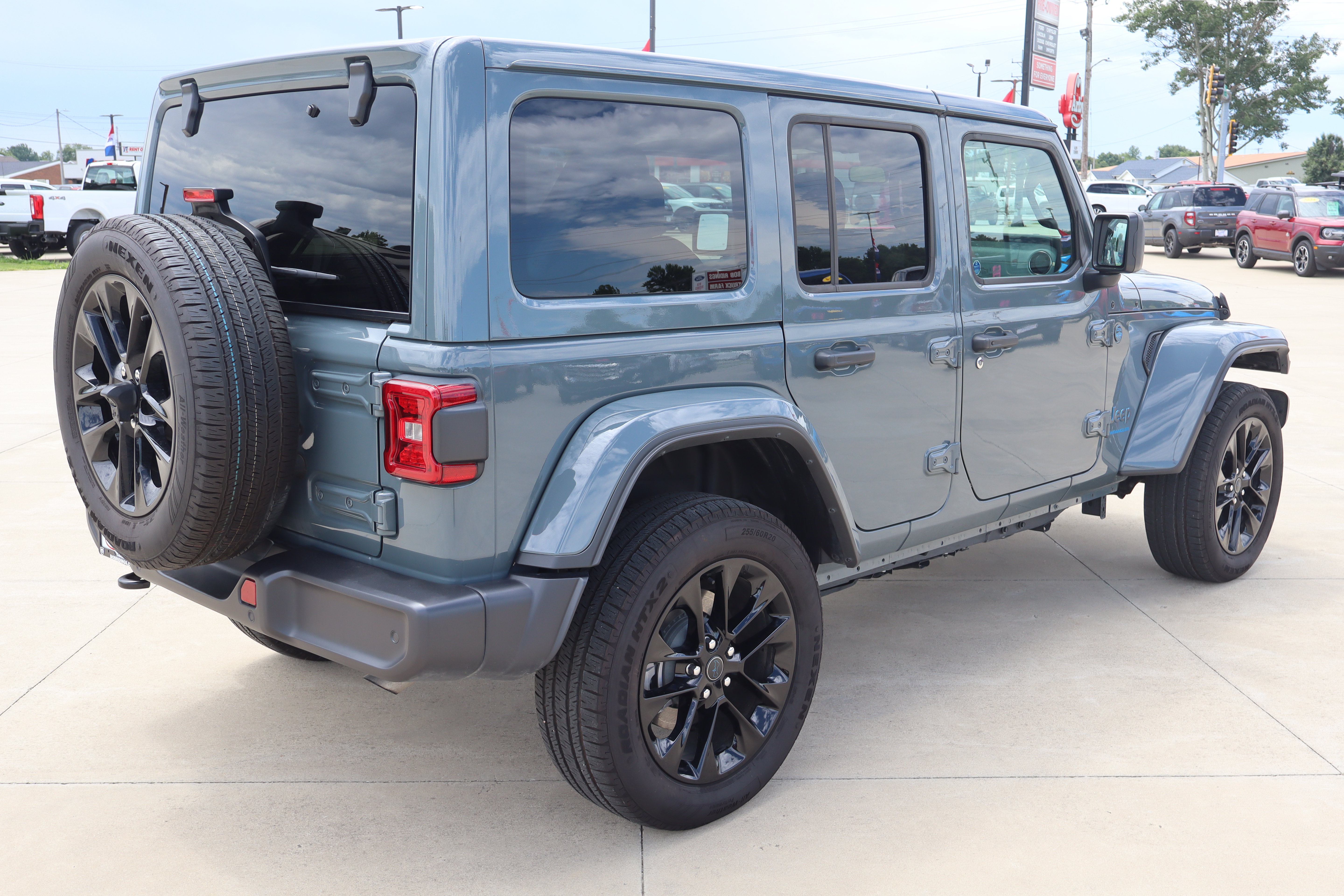 Used 2025 Jeep Wrangler Unlimited Sahara w/ Safety Group AWD/4WD image 5