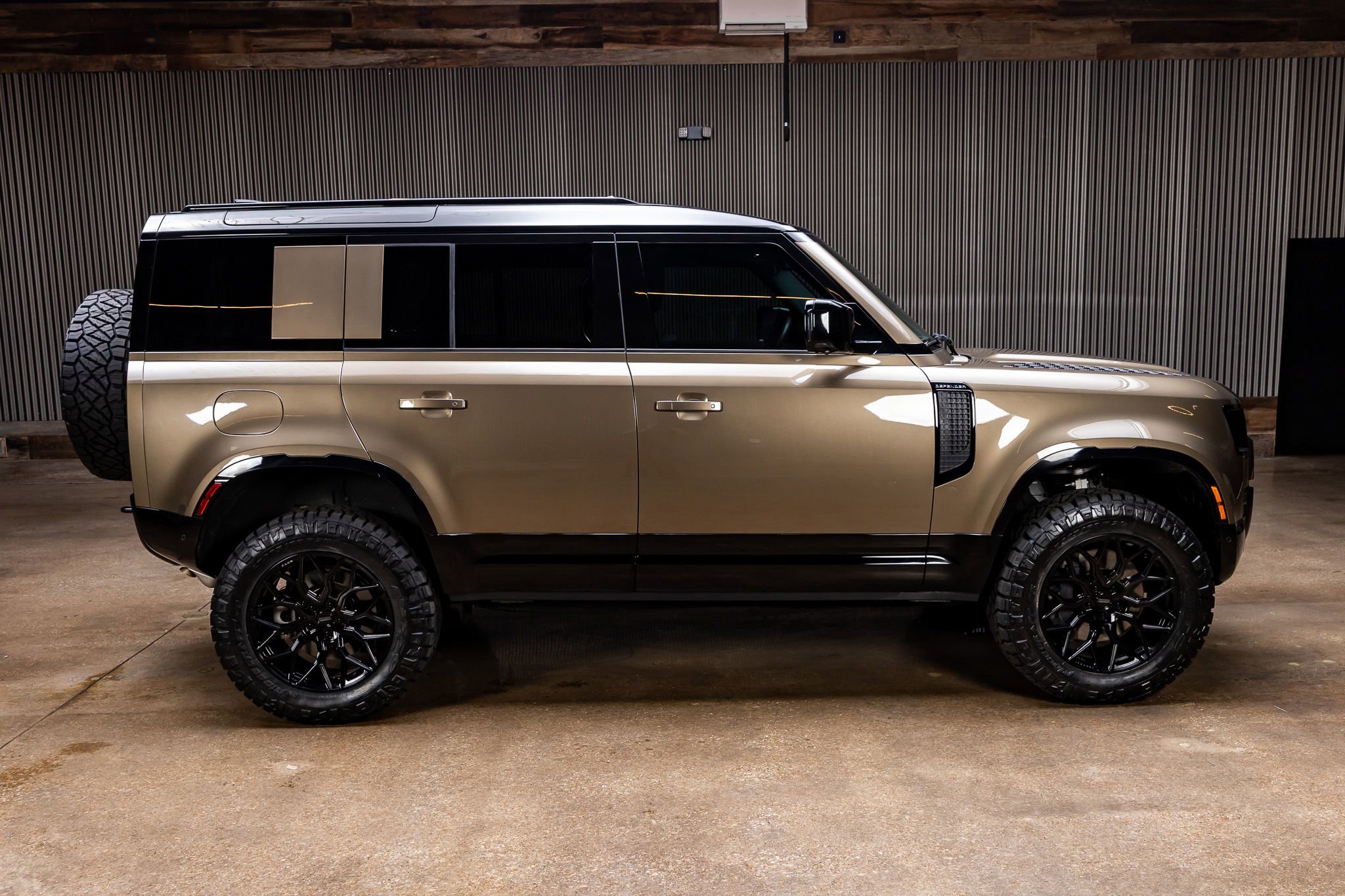 Used 2025 Land Rover Defender 110 X-Dynamic SE image 11