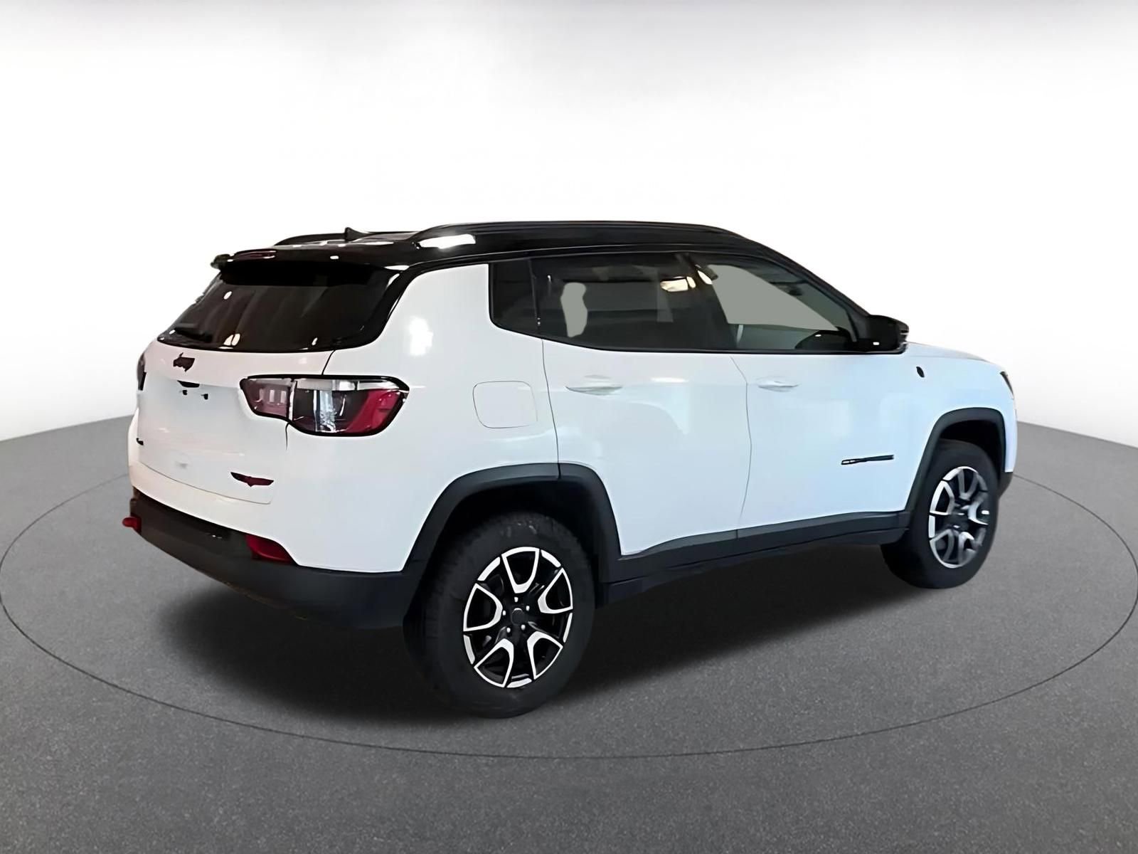 Used 2025 Jeep Compass Trailhawk AWD/4WD image 15