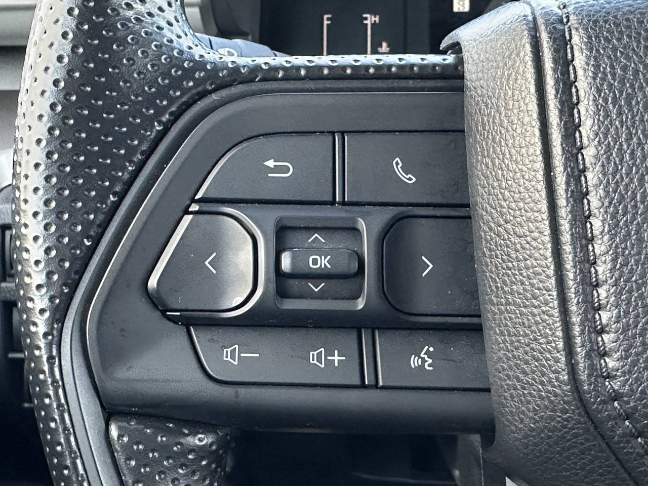 Used 2025 Toyota Tacoma SR5 AWD/4WD image 39