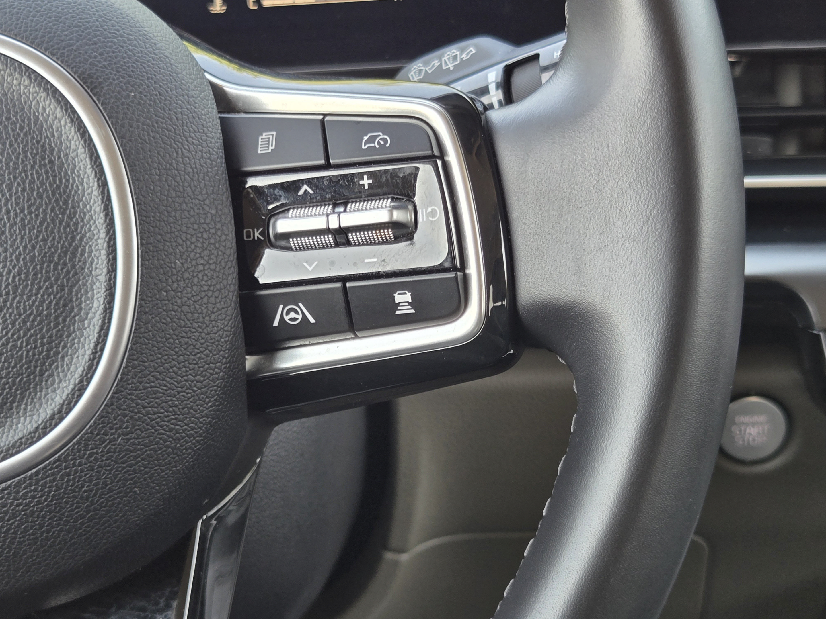 Used 2025 Kia Carnival FWD image 25