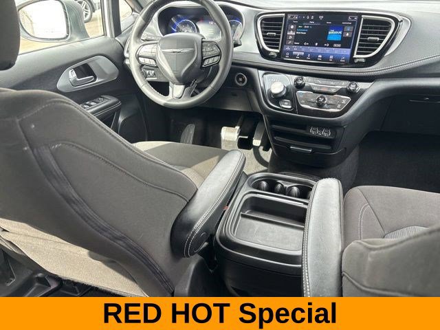 Used 2023 Chrysler Pacifica Touring FWD image 34