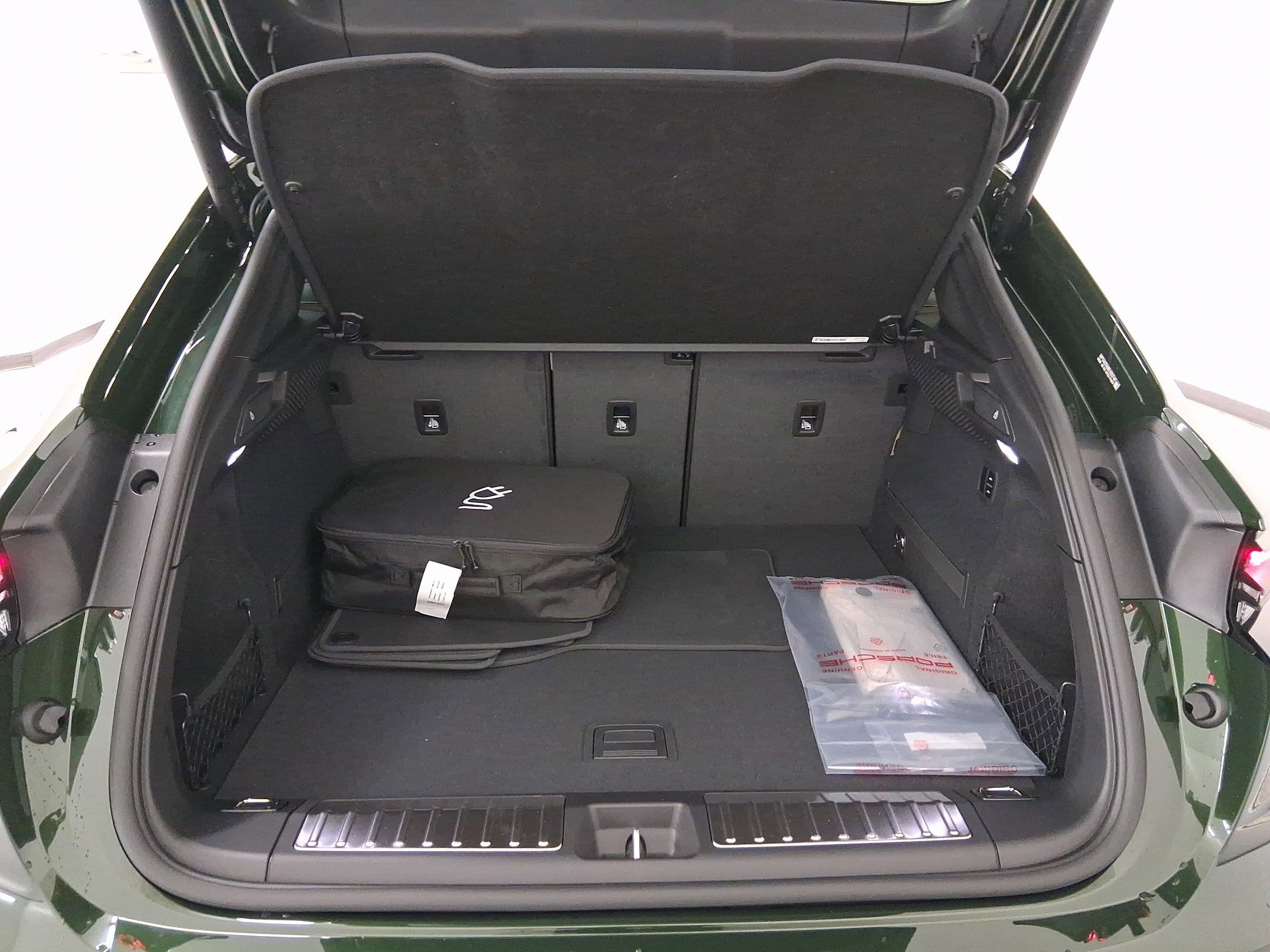 Used 2026 Porsche Macan image 32