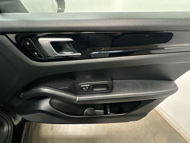 Used 2019 Porsche Cayenne Base image 23