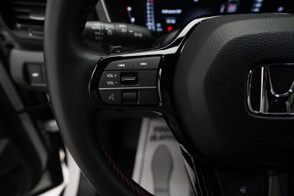 Certified 2025 Honda Pilot Black Edition image 18