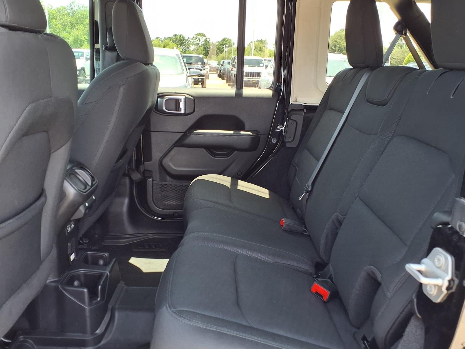 Used 2019 Jeep Wrangler Unlimited Sahara AWD/4WD image 10
