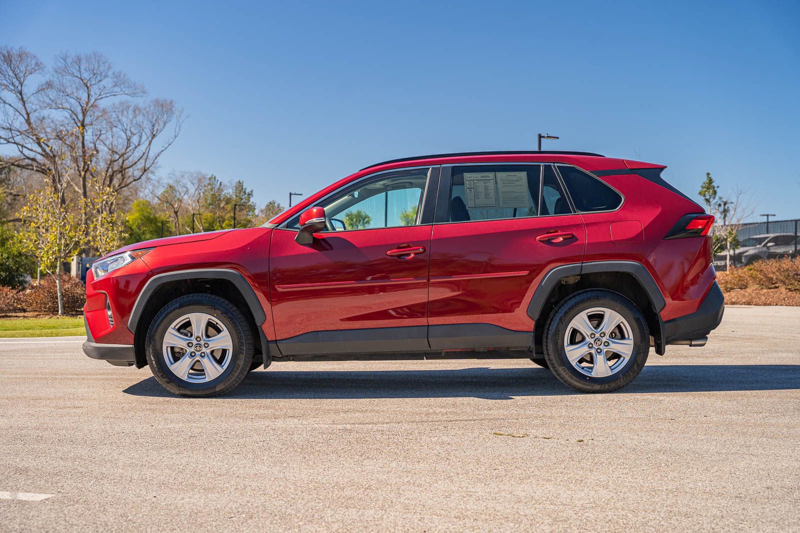 Used 2021 Toyota RAV4 XLE w/ Convenience Package image 4