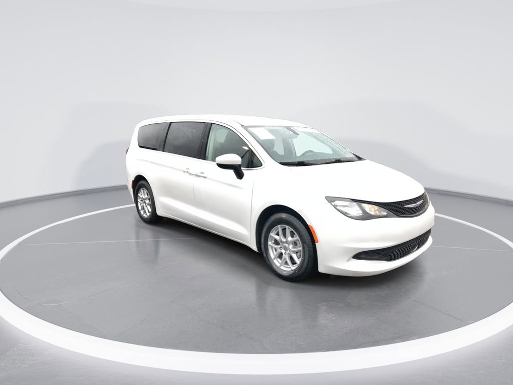 Used 2022 Chrysler Voyager LX image 2