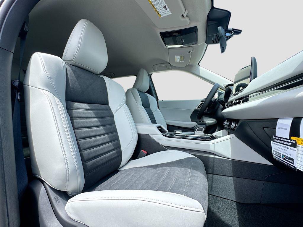 Used 2025 Mitsubishi Outlander SE image 31