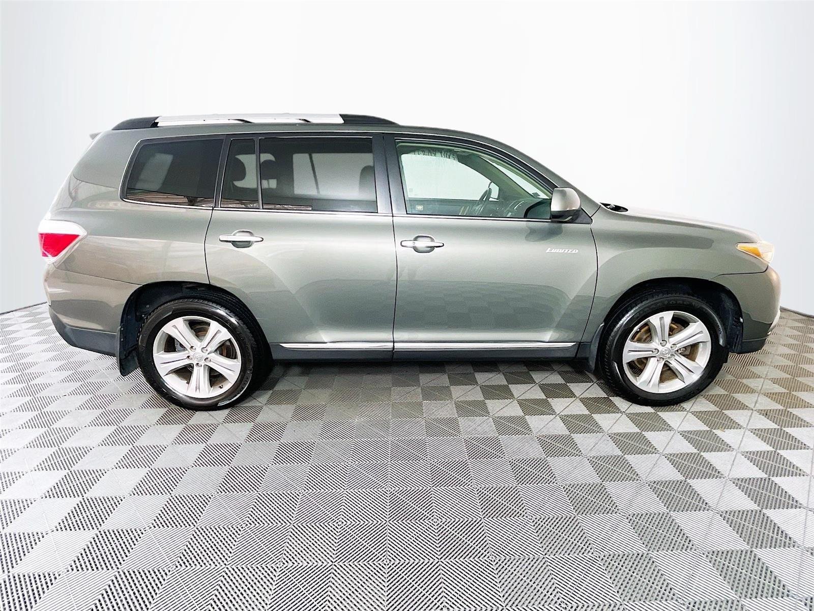 Used 2012 Toyota Highlander Limited w/ Convenience Pkg AWD/4WD image 11