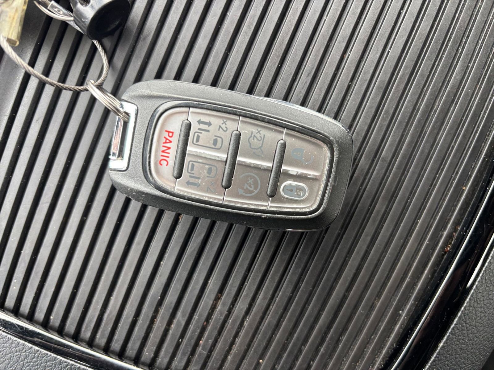 Used 2025 Chrysler Pacifica Limited image 28